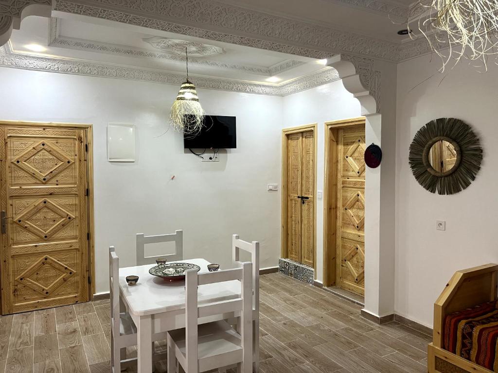 Family apartment – dining area with carved doors